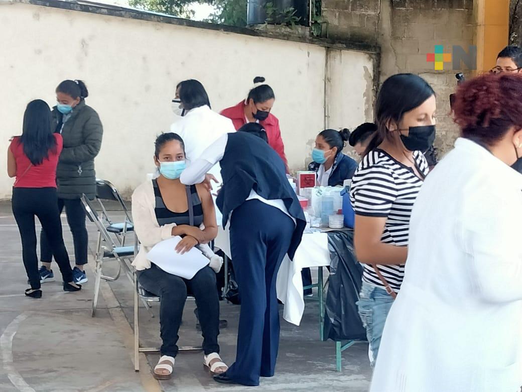 En Teocelo vacunan contra Covid a mujeres embarazadas