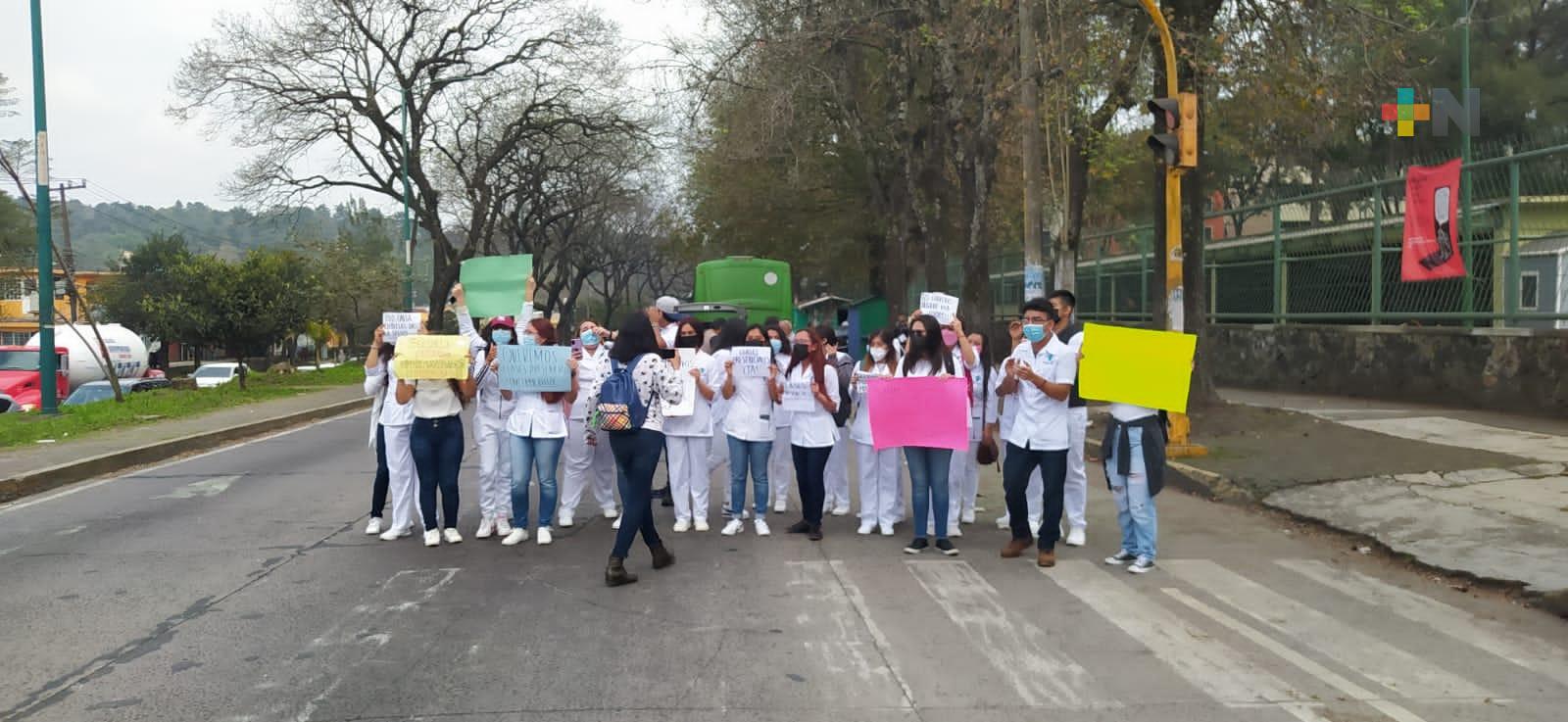 En Xalapa, estudiantes de Enfermería piden regreso a clases presenciales