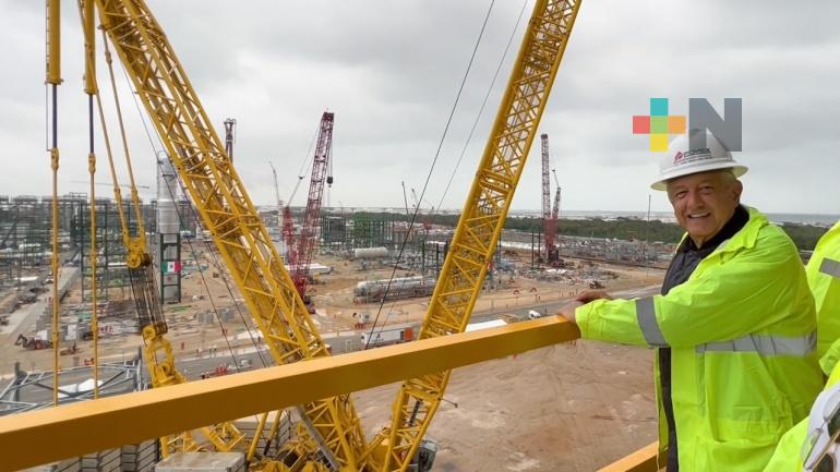 Presidente evalúa trabajos en refinería Dos Bocas, reconoce labor de la titular de Sener
