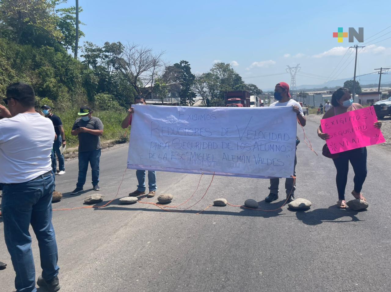 Padres de familia exigen reductores de velocidad para libramiento en Martínez de la Torre
