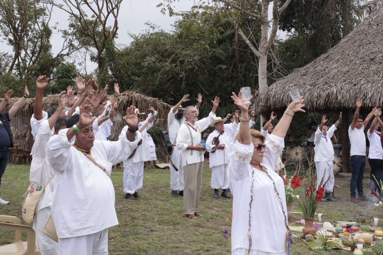 Muchas personas reciben la primavera en zonas arqueológicas