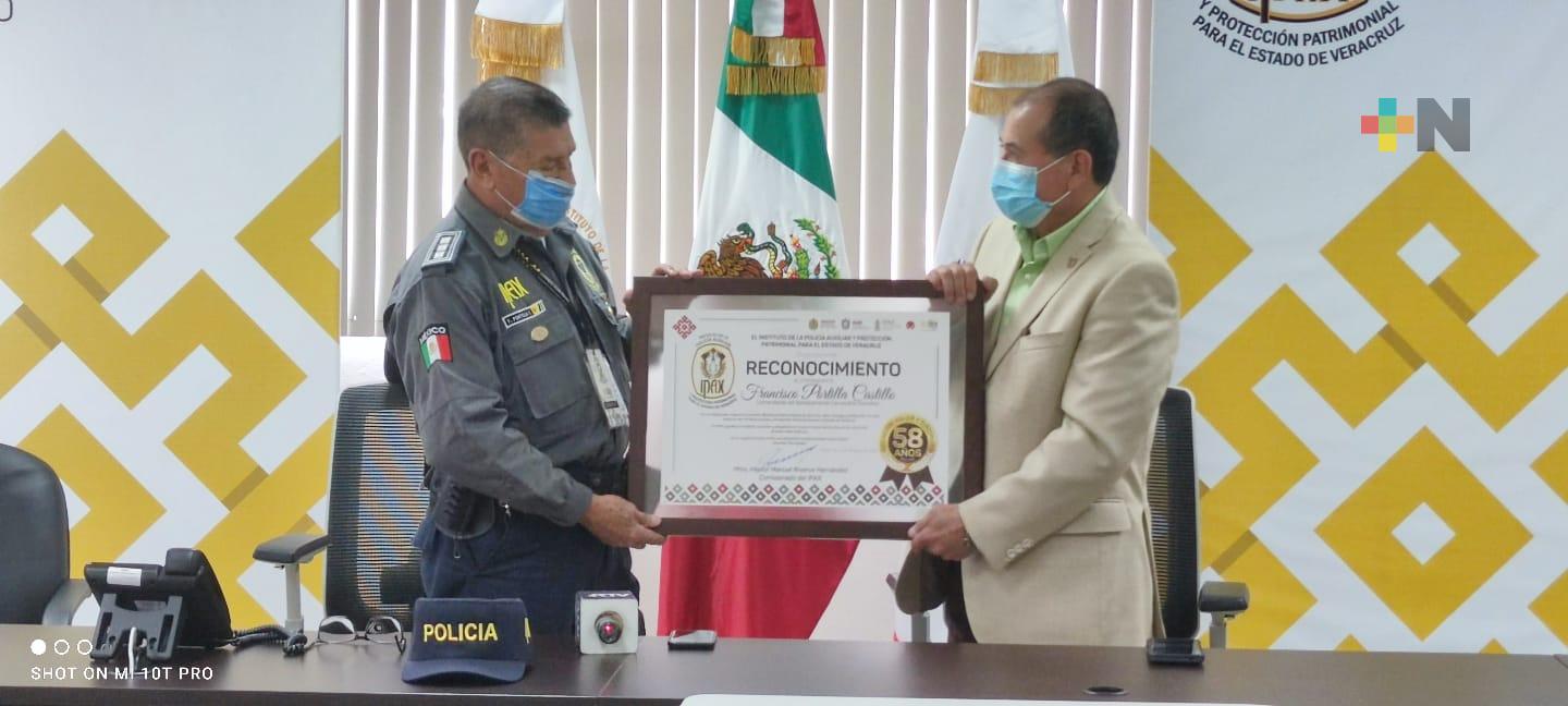 IPAX reconoce 54 años de trabajo de comandante