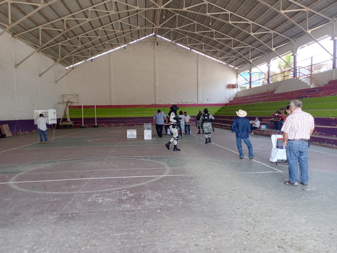 Habitantes de Jesús Carranza salen a participar en la elección extraordinaria