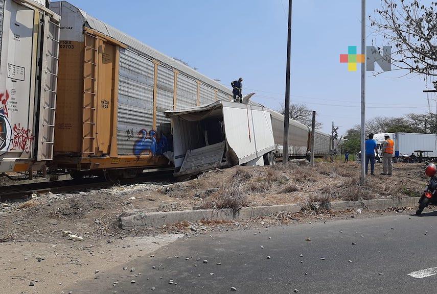 Choque de trailer con tren genera caos vial en carretera federal Veracruz-Xalapa