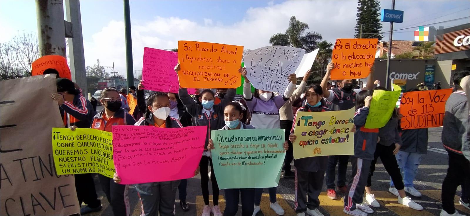 Estudiantes y padres de familia piden clave para Telesecundaria «Manuel Suárez Trujillo» en Xalapa
