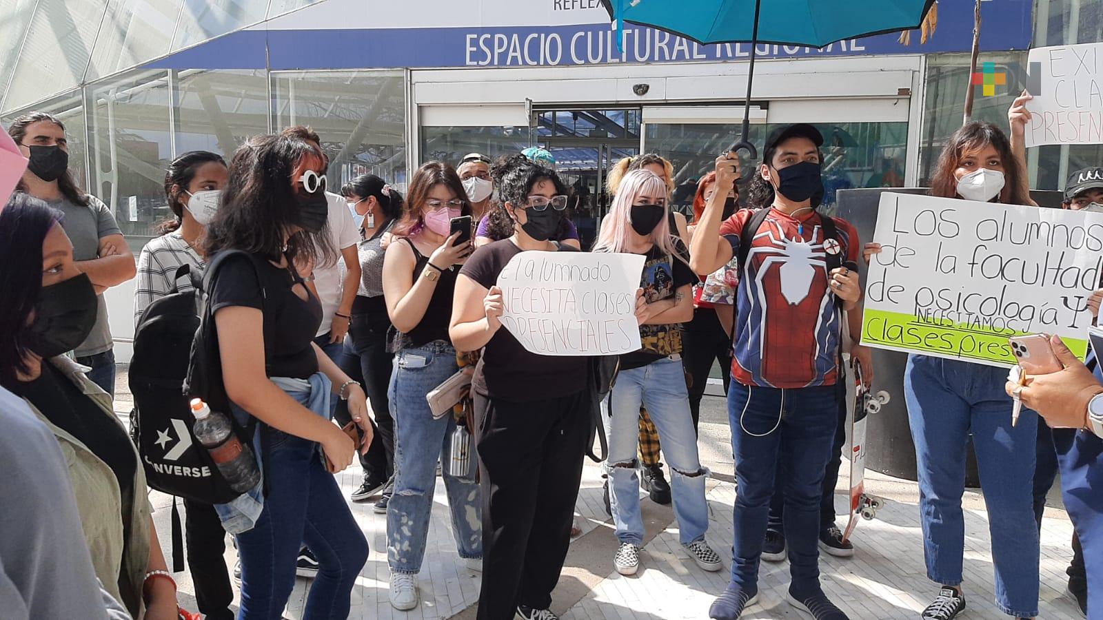 Estudiantes de Psicología UV-Veracruz se manifiestan para exigir clases presenciales
