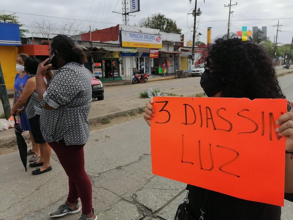 Colonos bloquean calles de Coatzacoalcos, demandan servicio de luz