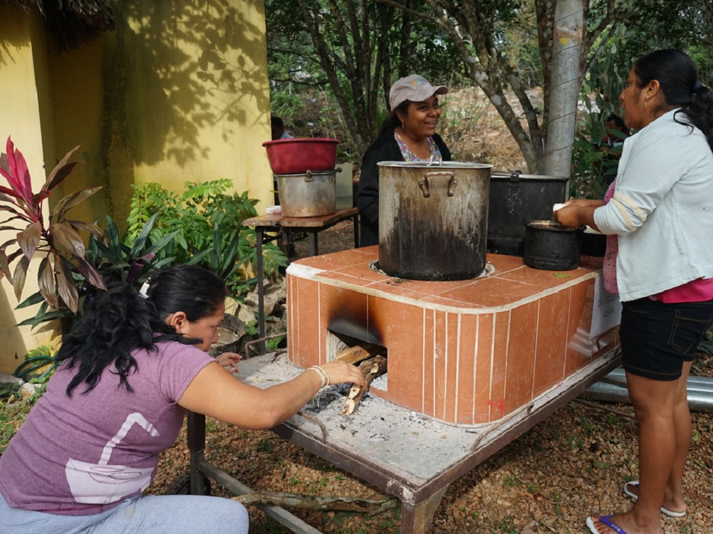 Con estufa que ahorra leña, mujer mexicana lucha contra el cambio climático