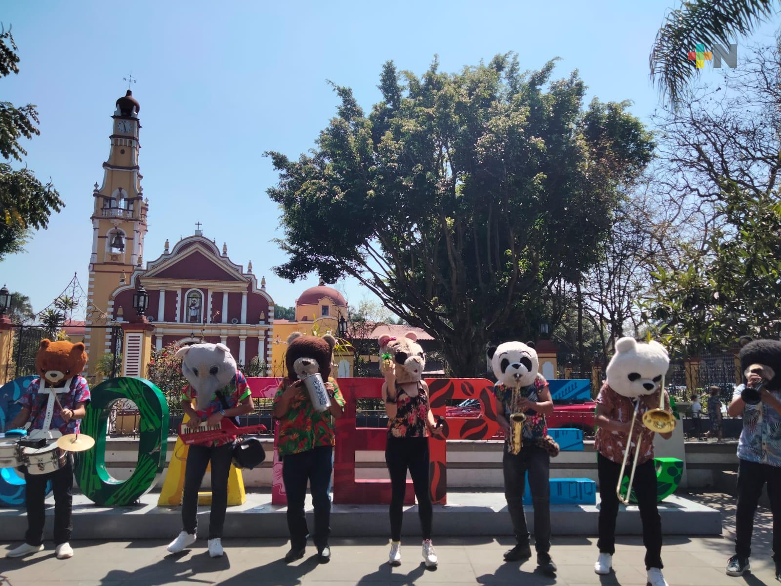 Grupo «Los CumbiOsos» agregan calidad musical y escenográfica al «street show»