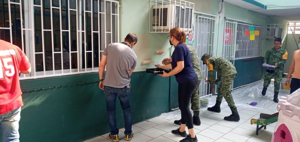 Ejército realiza labores de mantenimiento para apoyar programa «Recuperando mi escuela»