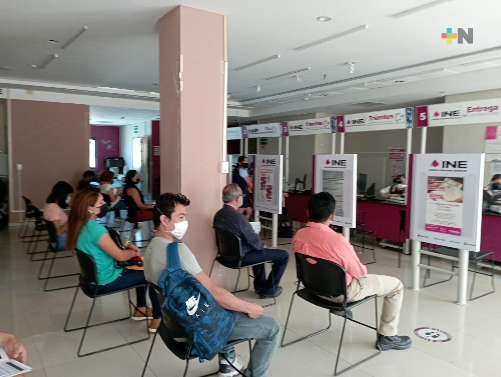 INE continúa entregando credenciales; no serán útiles para participar en la consulta