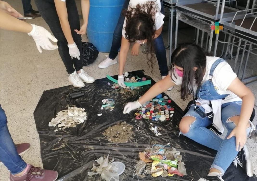 Estudiantes de la UV realizan muestreo de plásticos en playas de Coatzacoalcos