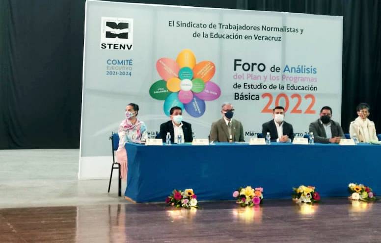 Normalistas analizaron planes y programas de educación básica en foro