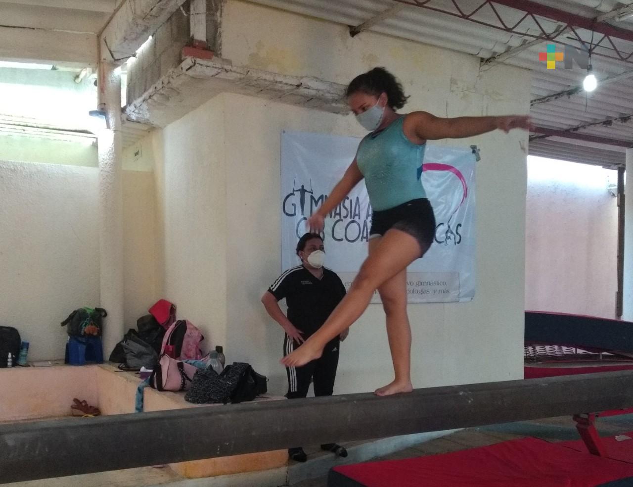 Gimnastas de Centro de Alto Rendimiento de Coatzacoalcos entrenan rumbo a campeonatos estatales