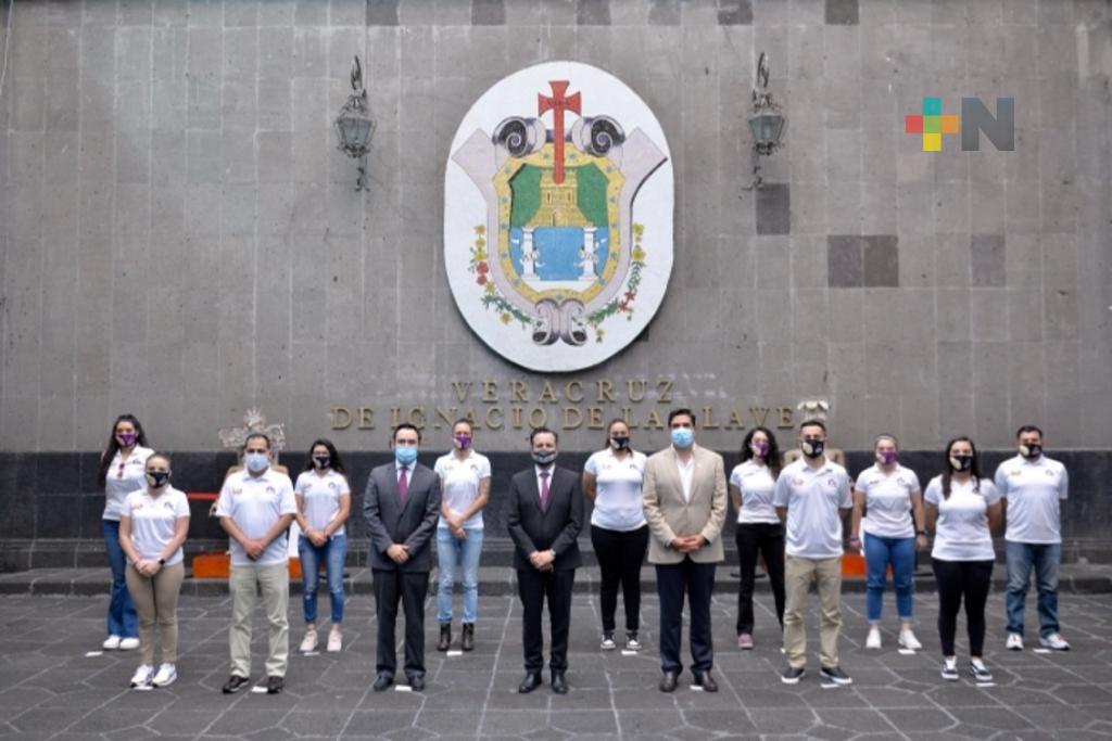 Cuitláhuac García recibe en Palacio de Gobierno al equipo femenil Halcones de Xalapa