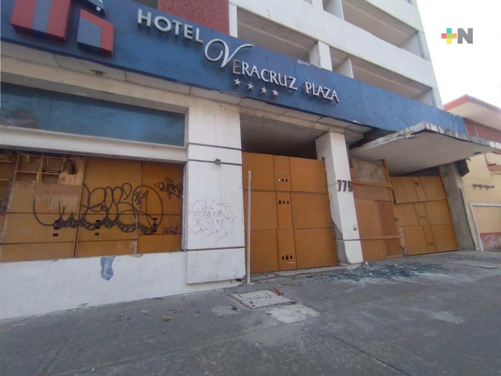 Reportan actos vandálicos en hotel abandonado de Veracruz