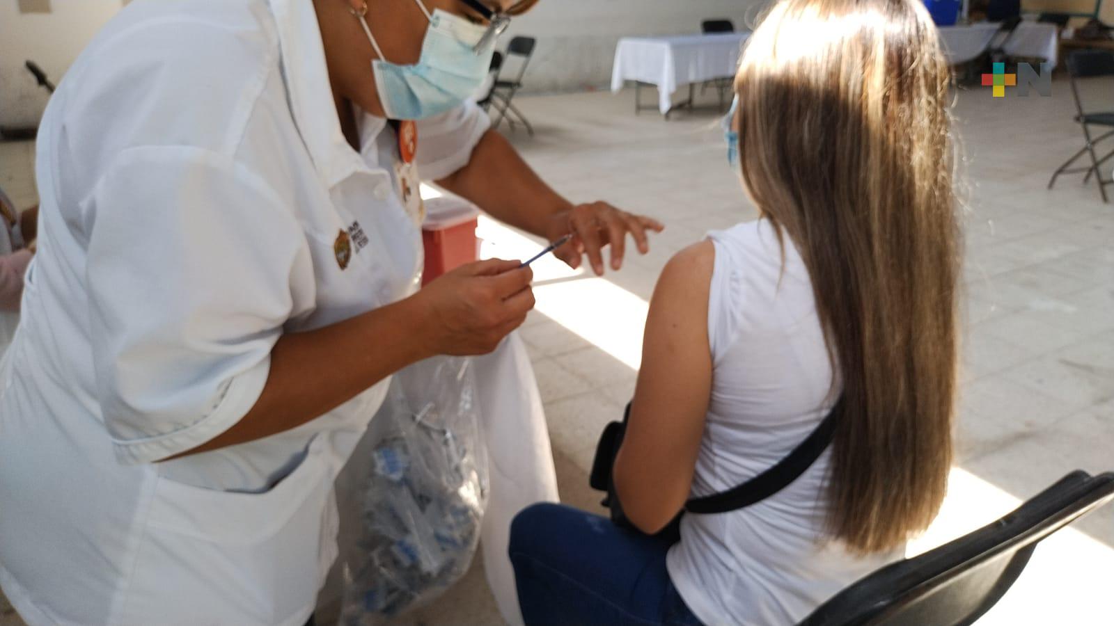 Aplican AstraZeneca en jornada de vacunación de Actopan