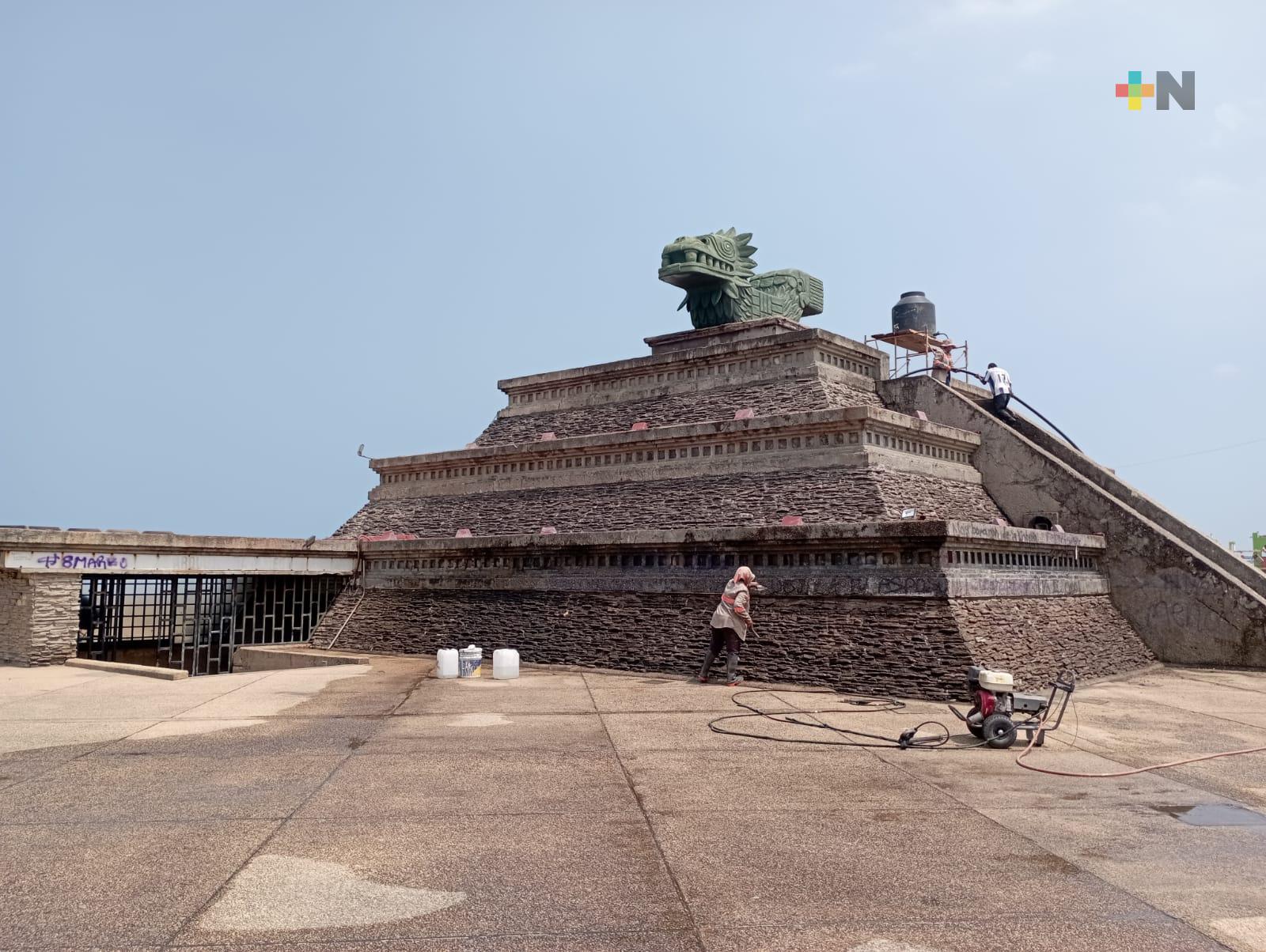 Limpian pirámide del malecón de Coatza después de la marcha feminista