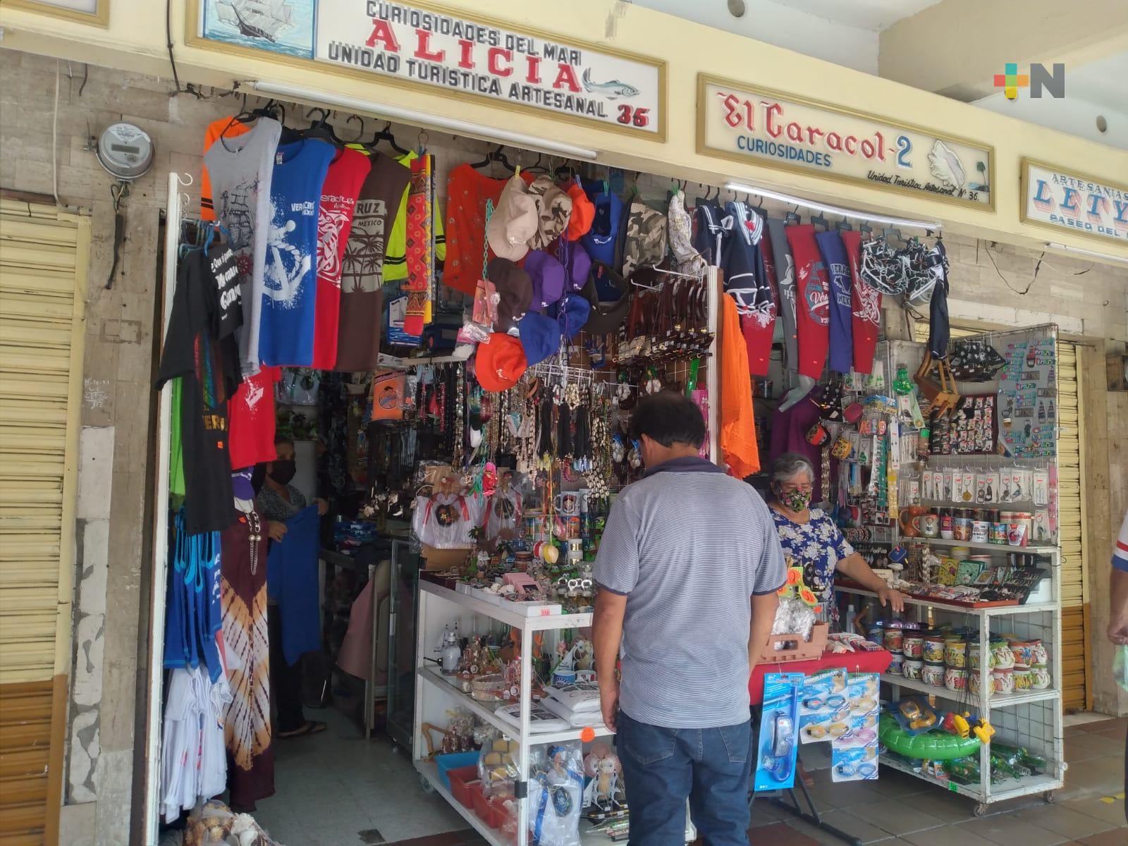 Playeras y tazas, artículos más buscados por turistas en mercado de artesanías de Veracruz