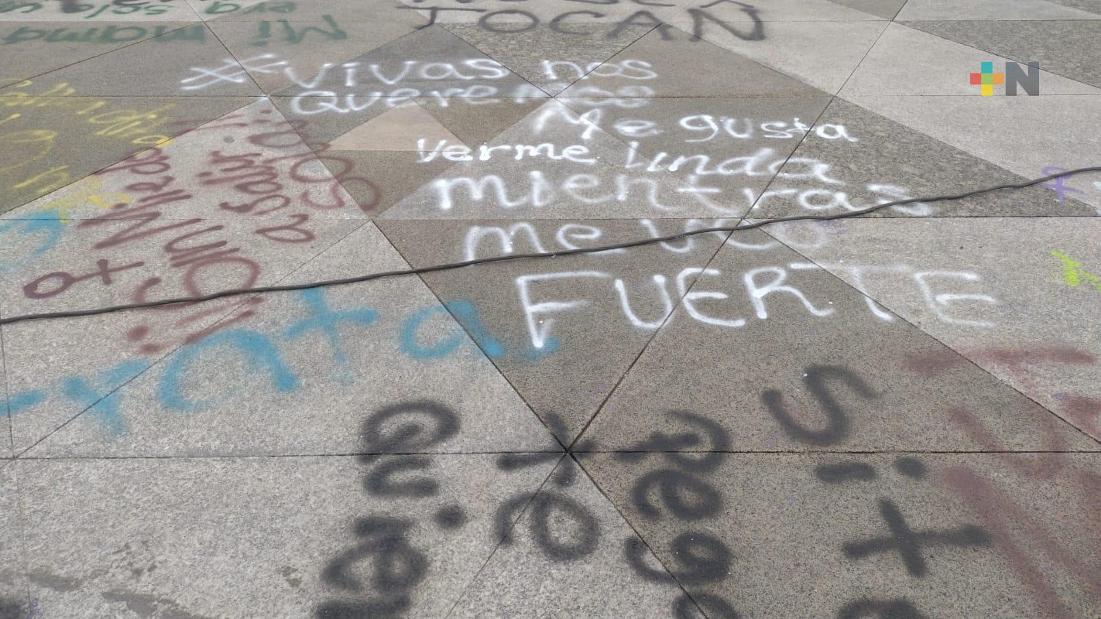 Marcha de mujeres en Veracruz sólo deja pintas en el piso con sus reclamos