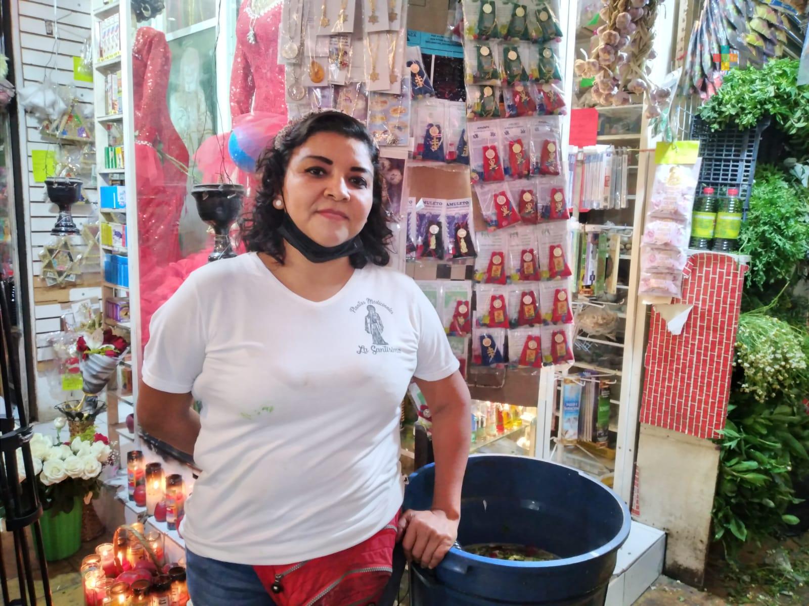 En primer viernes de marzo compran limpias y amuletos