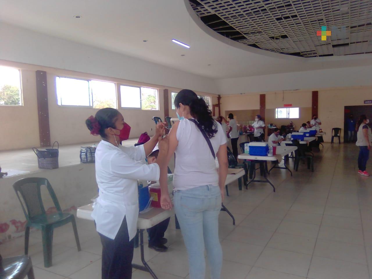 En Medellín de Bravo inició vacunación de refuerzo para mayores de 18 años