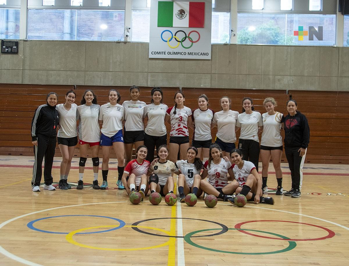 Entrena en el CDOM selección nacional femenil de balonmano