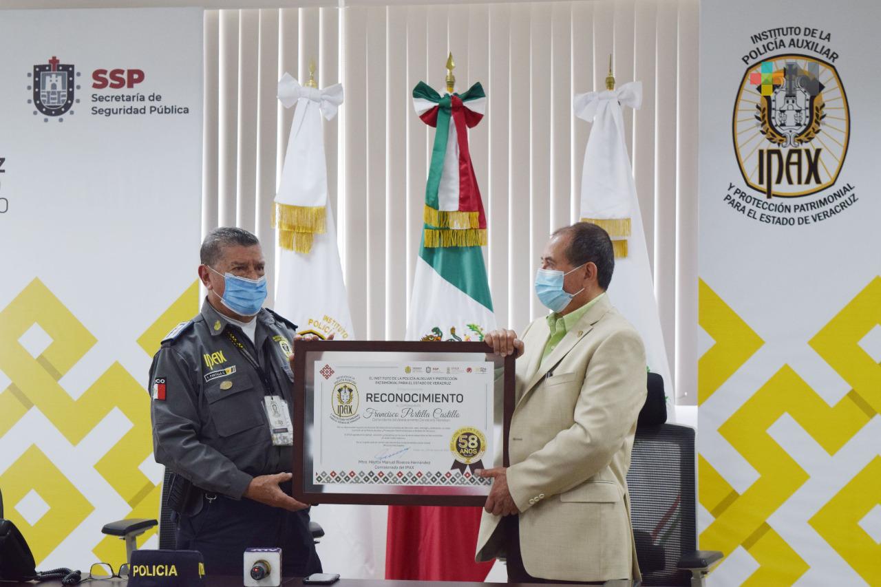 Reconoce IPAX más de 50 años de servicio a comandante