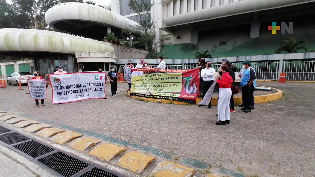 De nueva cuenta protestan trabajadores petroleros por aumento a edad jubilatoria