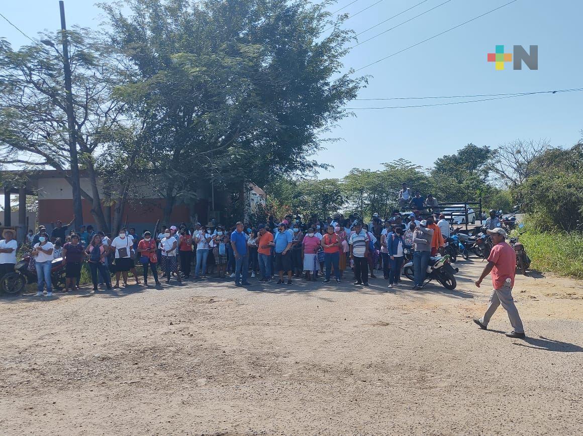 Liberan pobladores carretera Oteapan-Soteapan