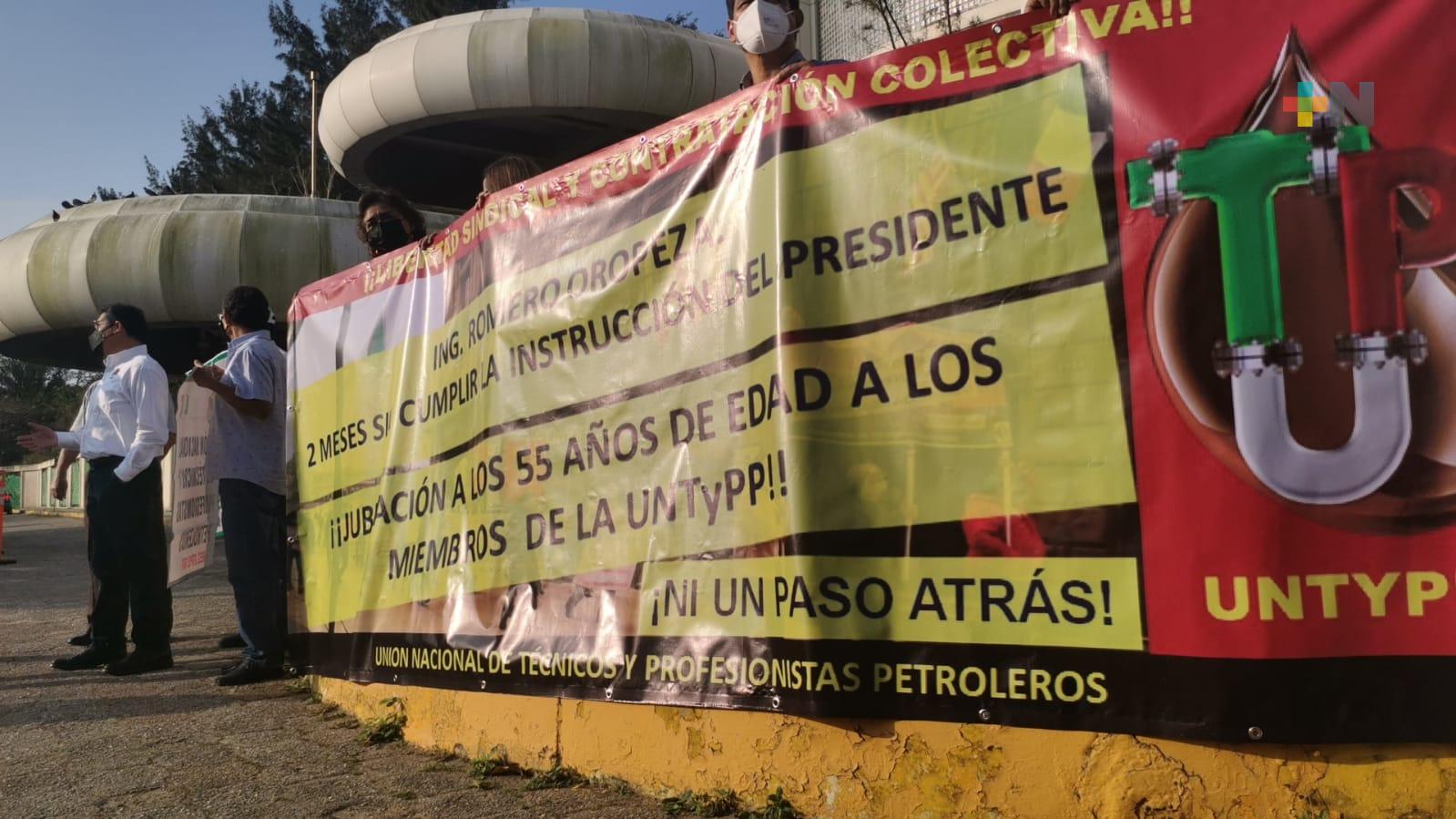 Organización de trabajadores petroleros protesta por cambios a condiciones de jubilación