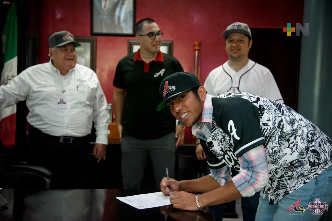 Rodrigo Cobos firmado por El Águila de Veracruz