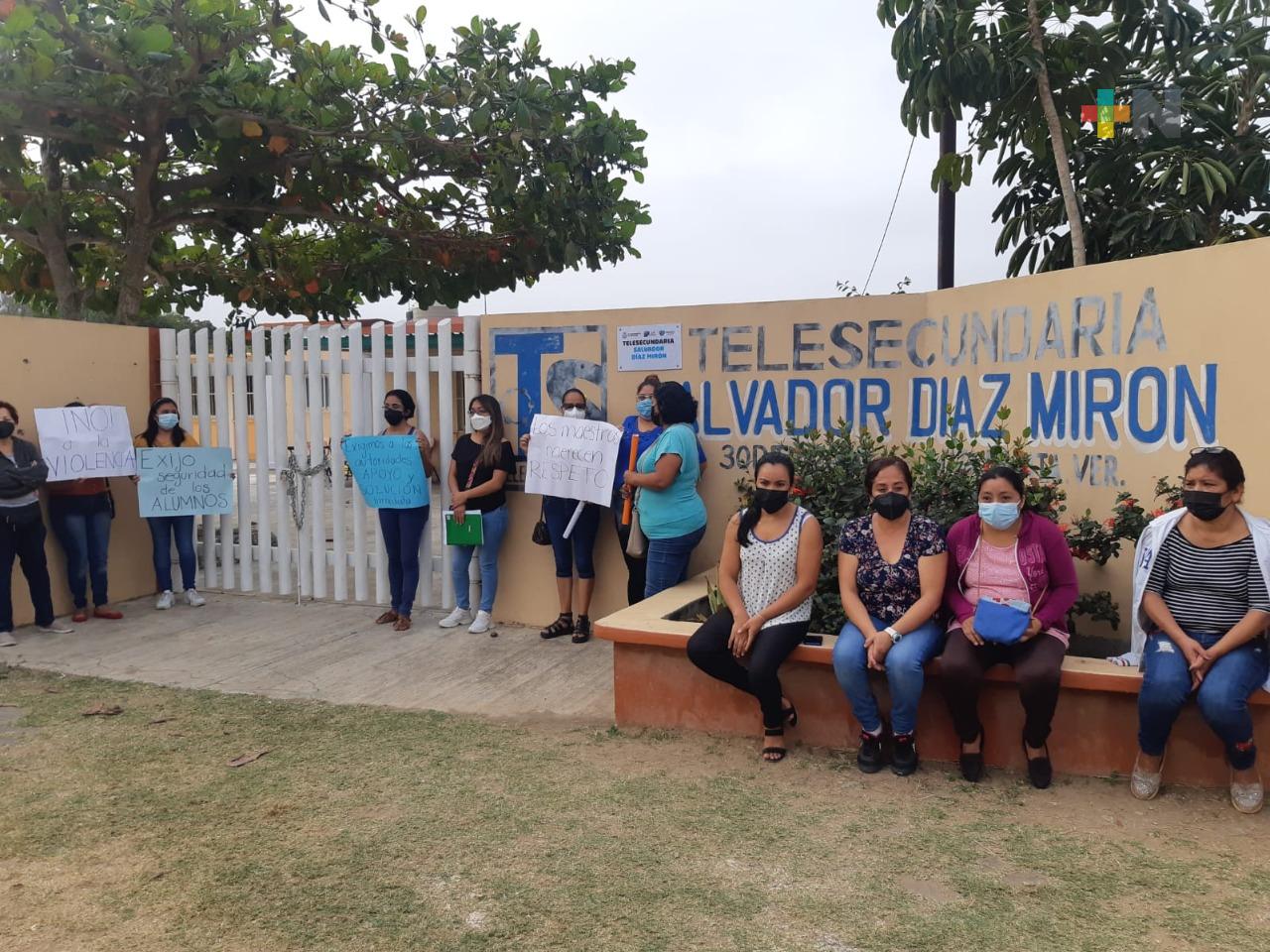 Madre de estudiante agrede a profesora; piden intervención de autoridades