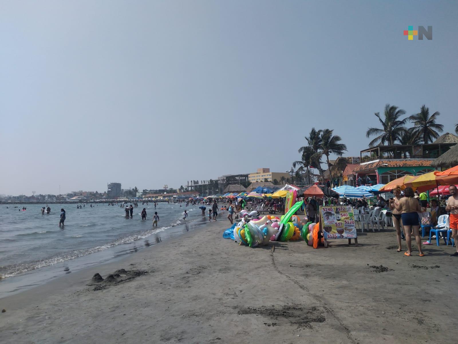 Turistas aprovechan el fin de semana largo en playas de Veracruz