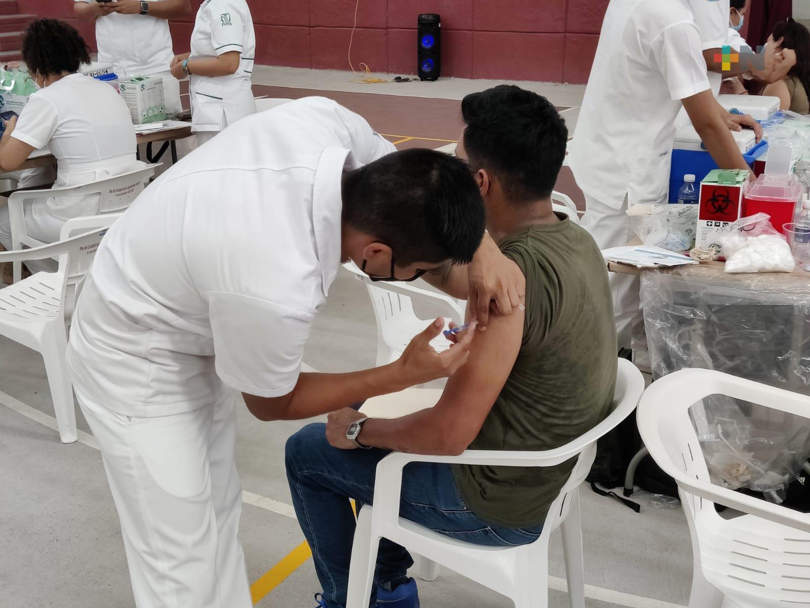 Vacuna de refuerzo antiCovid-19 para jóvenes en Coatzacoalcos