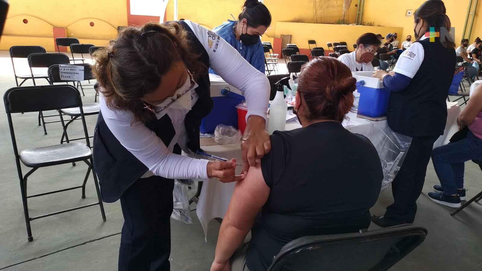 Se aplica tercera dosis antiCovid en Tlalnelhuayocan