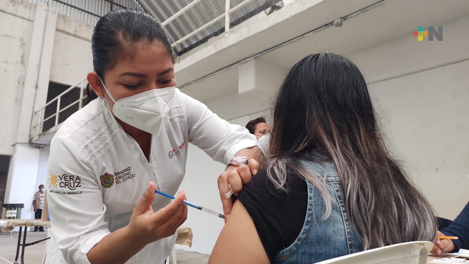 Vacunación de refuerzo a población de 30 a 39 años en Nanchital