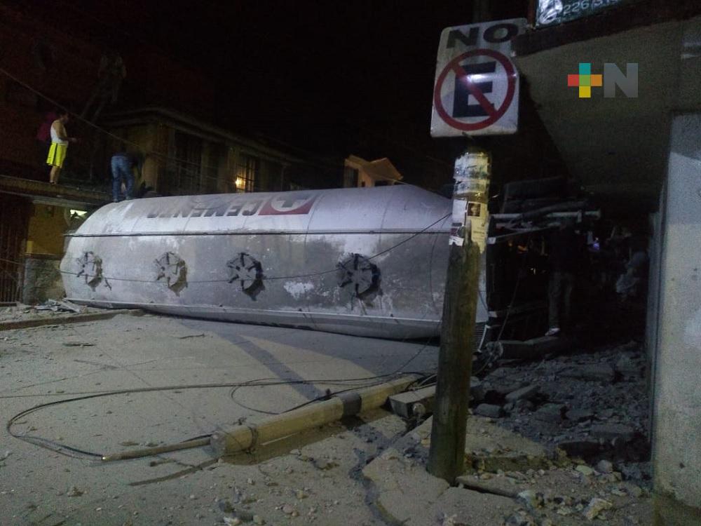 Volcadura de pipa deja una persona muerta y daños materiales en Atzalan, Veracruz