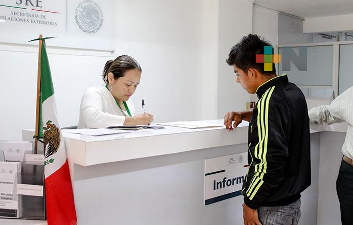 En Tuxpan, trabajadores agrícolas tramitan pasaporte a bajo costo