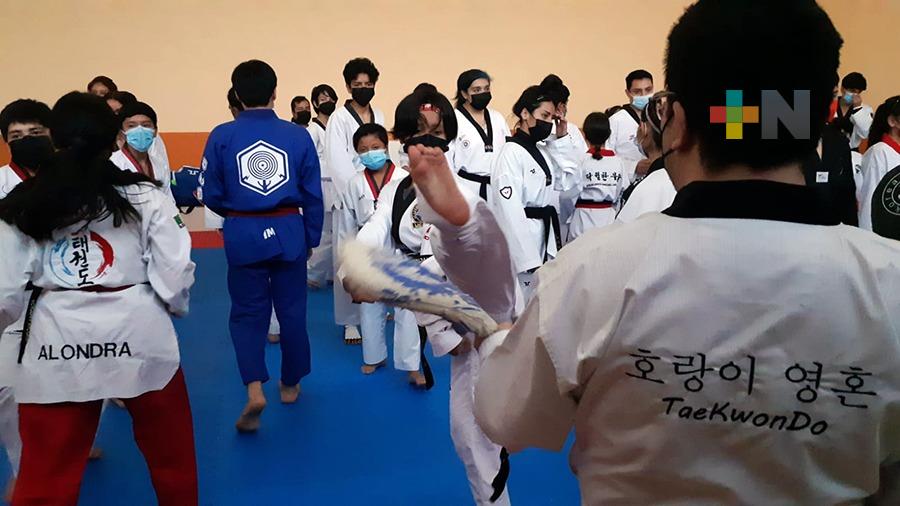Realizan práctica taekwondoines de Liga Xalapeña de Deporte Escolar