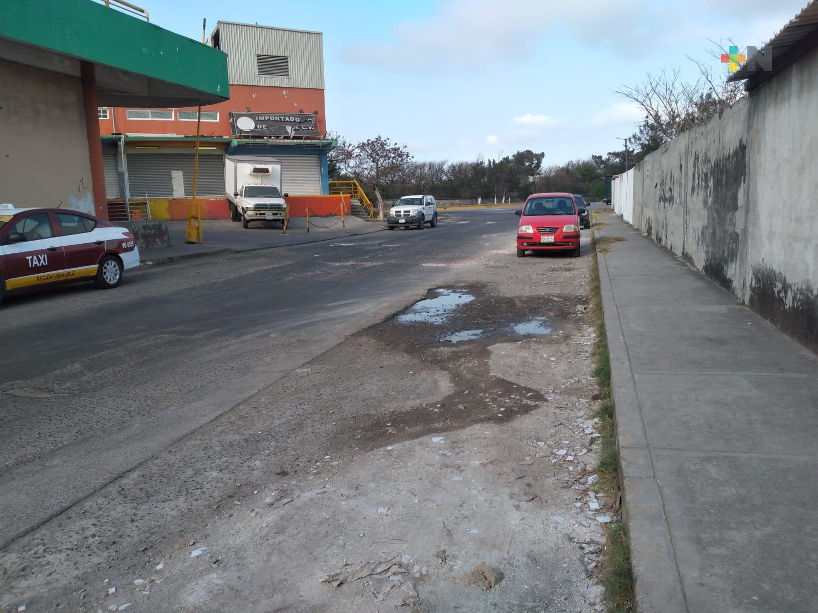 Calle en mal estado, ahuyenta a comensales en el puerto de Veracruz