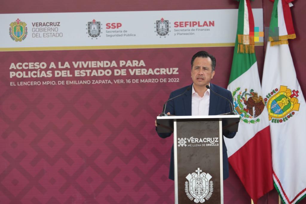 Estado formaliza crédito de vivienda a policías; pide Gobernador compromiso por la seguridad de Veracruz