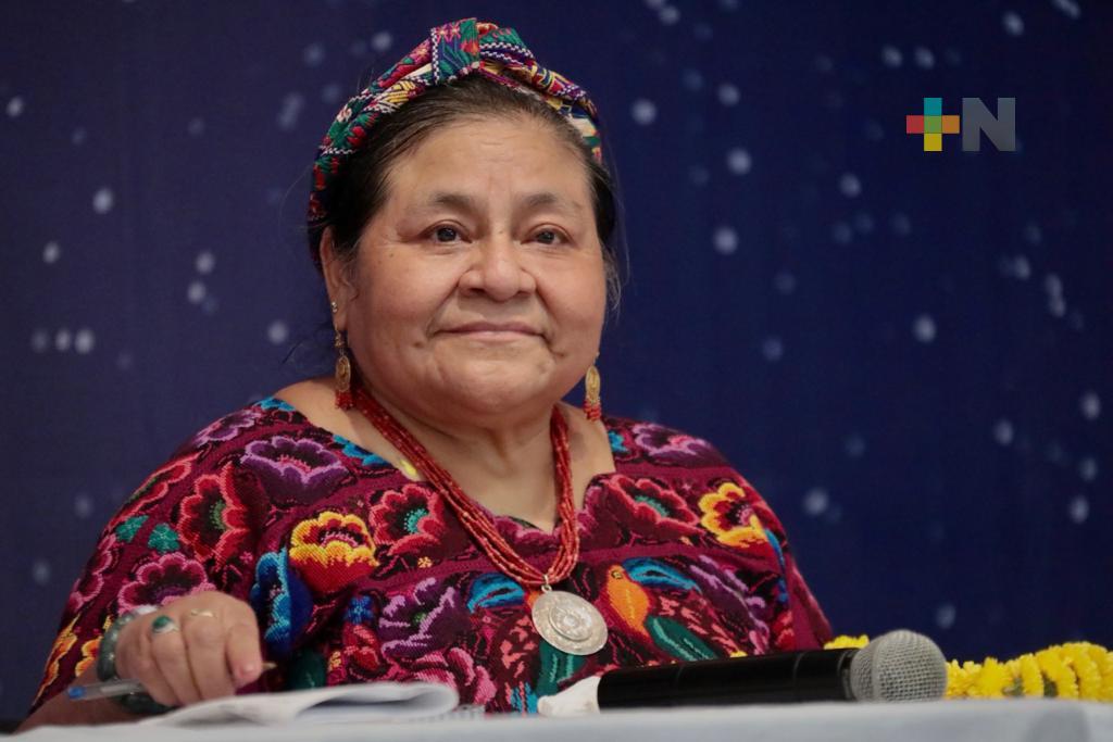 Rigoberta Menchú alienta y rinde tributo a la cultura totonaca