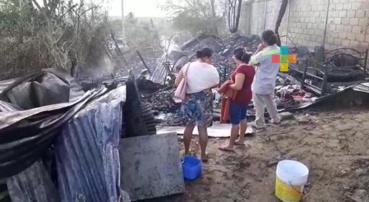 Incendio acaba con tres humildes viviendas en Boca
