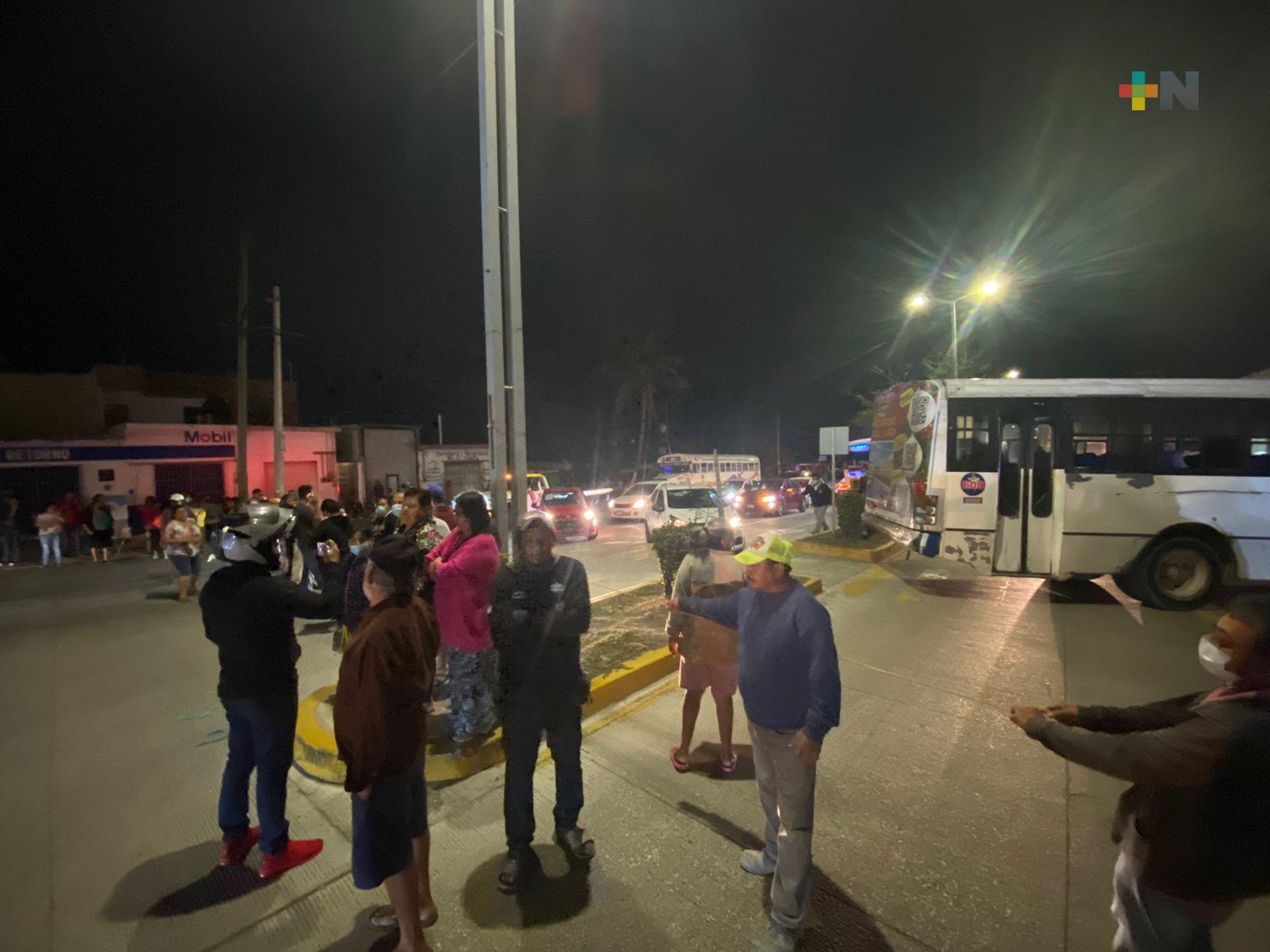 Bloquean vecinos circulación vehicular por falta de energía eléctrica