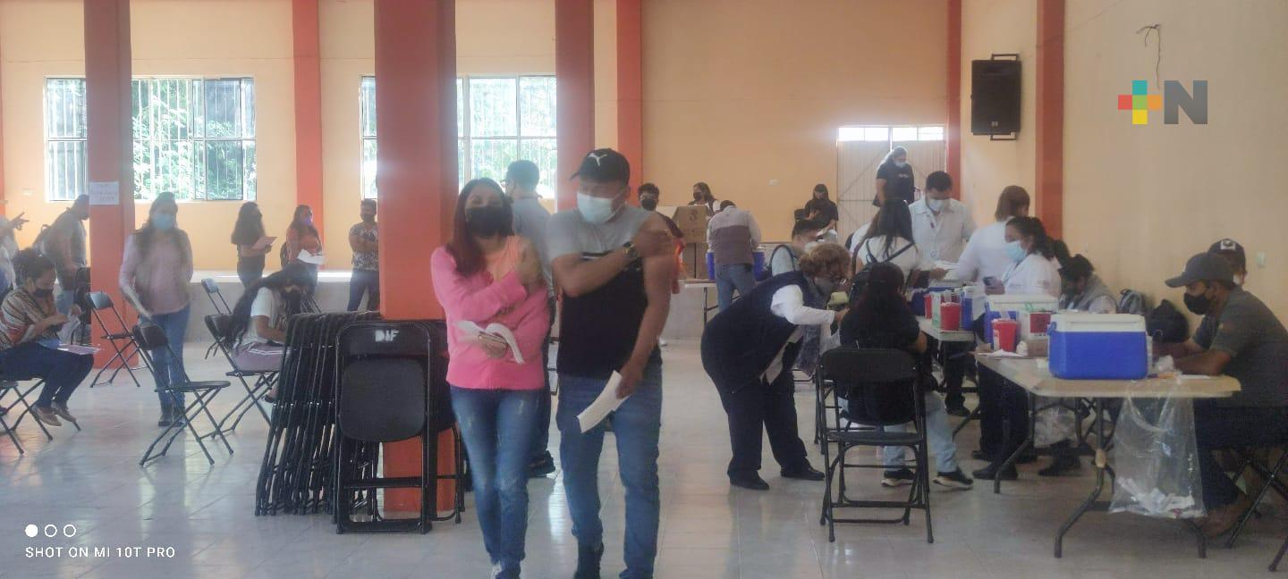 Jornada de Vacunación llega a congregación El Castillo