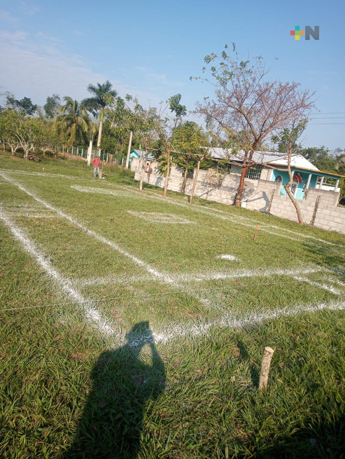 Alcaldía de Tuxpan da mantenimiento a parques y deportivos para disfrute de familias