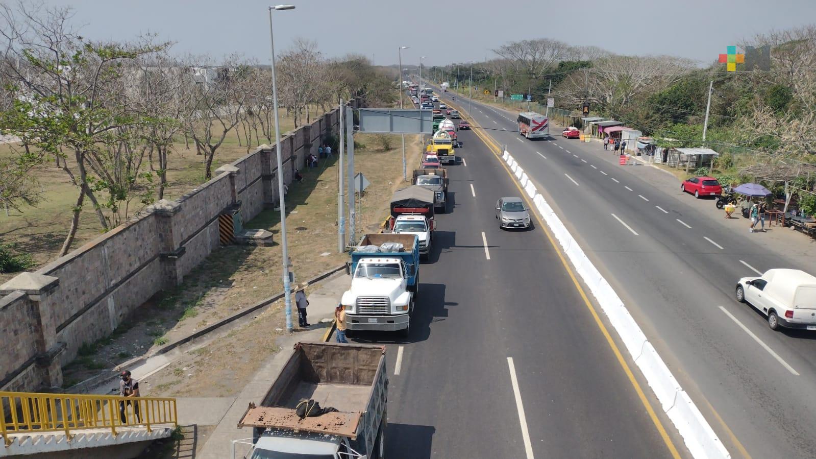 Bloqueo de transportistas en tramo carretero Paso del Toro-Boca del Río