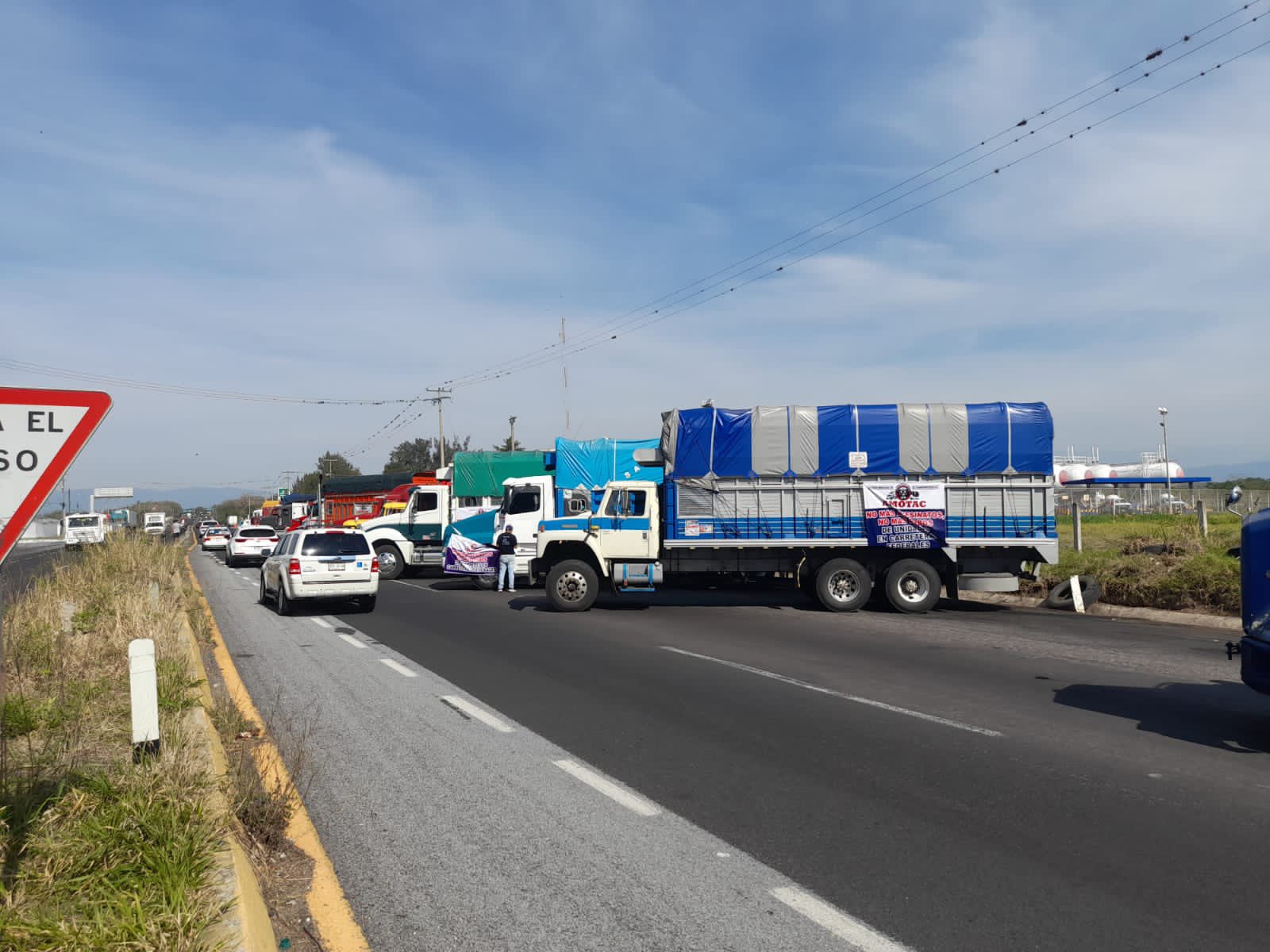 AMOTAC se manifiesta y genera caos vial en carretera Xalapa-Banderilla