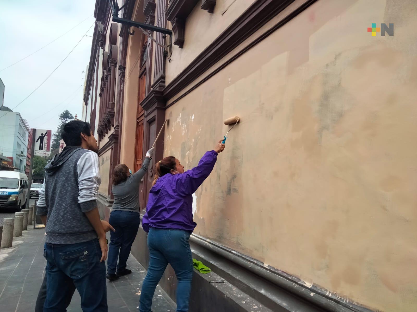 Borradas la mayoría de pintas feministas hechas en espacios públicos de Xalapa